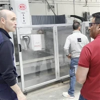 Qual é a capacidade de corte por hora de uma máquina de corte de pontes CNC?